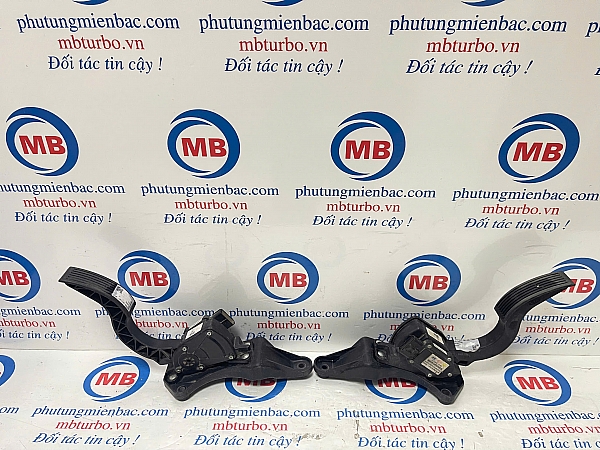 327102B100 Chân ga Santafe 