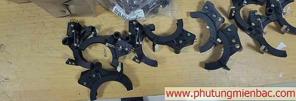 757868D101  Vòng sắt bắt công tắc trên trụ bơm mở cửa Univer